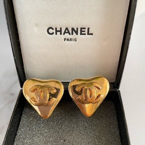 Chanel Vintage Gold CC Heart Clip On Earrings - Picture 6 of 6
